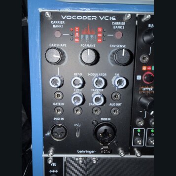 Černý modul s nápisem VOCODER VC16 a logem behringer v dolní části. Zařízení obsahuje tři velké černé otočné ovladače s popisky CAR SHAPE, FORMANT a…
