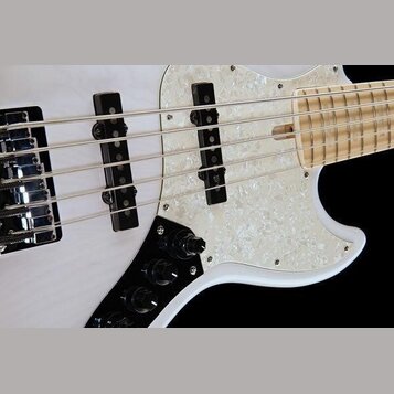 Detail bílé elektrické basy s hmatníkem ze světlého dřeva. Nástroj má bílý perleťový pickguard, dva černé snímače a černý ovládací panel s knoflíky.…