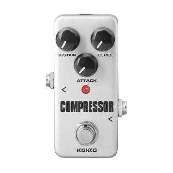 Bílý efekt pedál s nápisem COMPRESSOR a značkou KOKKO v dolní části. Pedál má tři černé ovládací knoflíky s popisky SUSTAIN, LEVEL a ATTACK. Uprostře…