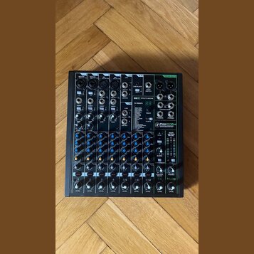 Černý mixovací pult s označením ProX10 USB 10-CHANNEL MIXER. Zařízení obsahuje deset vstupních kanálů s ovládacími prvky pro Gain, EQ a Level, digitá…