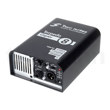 Černý kovový box s bílými nápisy. Na horní straně je logo Two notes AUDIO ENGINEERING a modelové označení Torpedo Captor 8. Pod ním jsou uvedeny funk…