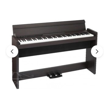 Digitální piano v tmavě hnědém dřevěném provedení s integrovaným stojanem a pedály. Nástroj má bílé a černé klávesy a nad nimi se nachází ovládací pa…