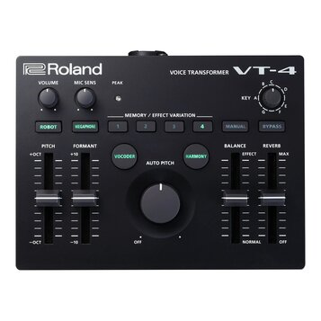 Černý hlasový procesor s nápisy Roland, VOICE TRANSFORMER a VT-4. Zařízení obsahuje čtyři posuvníky s popisky PITCH, FORMANT, BALANCE a REVERB, centr…