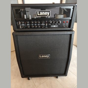 Černý kytarový kombozesilovač složený z hlavy a boxu. Na horním panelu hlavy je logo Laney a nápis IRONHEART, dále jsou zde ovládací prvky s popisky…
