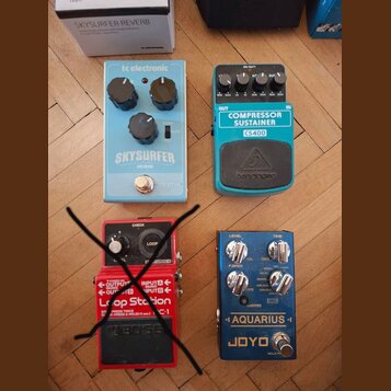 Fotografie zobrazuje čtyři efektové pedály v různých barvách. V horní řadě je světle modrý pedal s nápisy tc electronic a SKYSURFER REVERB a tyrkysov…