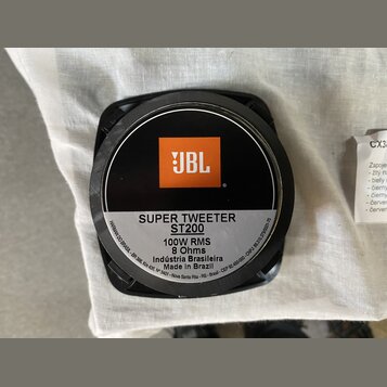 Černý reproduktor typu super tweeter s bílým nápisem na černé membráně a oranžovým logem JBL. Na štítku je uveden text SUPER TWEETER ST200 100W RMS 8…