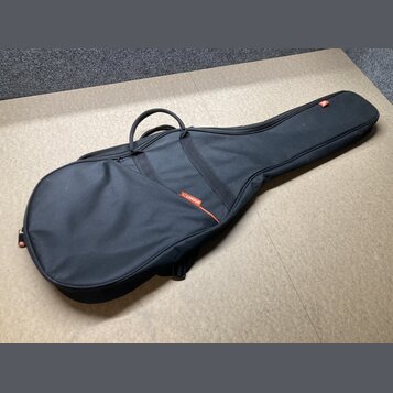Černý polotvrdý pouzdro (gig bag) na kytaru z textilního materiálu. Na boku je umístěna červeno-černá štítková vložka s nápisem ARMOUR. Pouzdro má no…