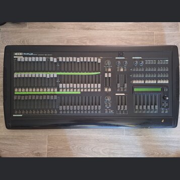 Černý svátkový kontrolér s nápisem SGM Studio 24 professional light controller. Zařízení obsahuje velké množství posuvníků, tlačítek a několik otočný…