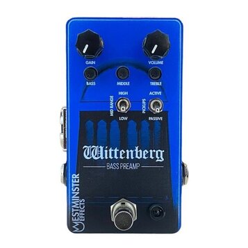 Modrý efekt pedál s nápisy Wittenberg a BASS PREAMP. Na horní části jsou dva černé otočné knoflíky s popisky GAIN a VOLUME, tři přepínače BASS, MIDDL…
