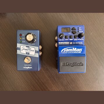 Dvě modré efektové pedály značky DigiTech. Levý pedal má nápisy JamMan EXPRESS XT, LOOP LEVEL a TRUE BYPASS, je vybaven třemi kontrolkami (REC, DUB,…