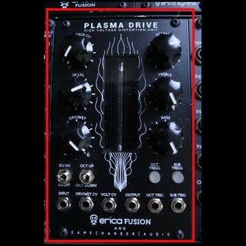 Černý modul s nápisem PLASMA DRIVE HIGH VOLTAGE DISTORTION UNIT. Obsahuje šest otočných ovladačů s popisky TAGE CV, VOLTA, IN LVL, TREBLE, DRY/WET a…