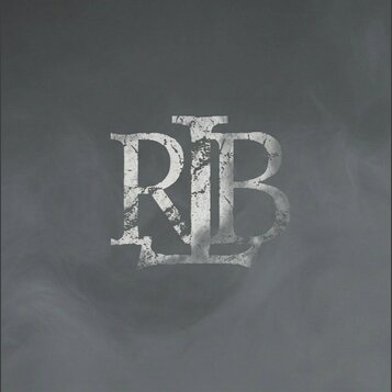 Fotografie zobrazuje šedý podklad s texturou připomínající kouř nebo mlhu. Uprostřed je umístěno bílé logo tvořené překryvnými písmeny „RIB“. Písmo m…