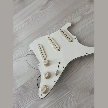 Bílý pickguard pro elektrickou kytaru s třemi krémovými snímači typu single-coil. Na krytkách snímačů je nápis "Nocdanima". Součástí jsou tři bílé ov…