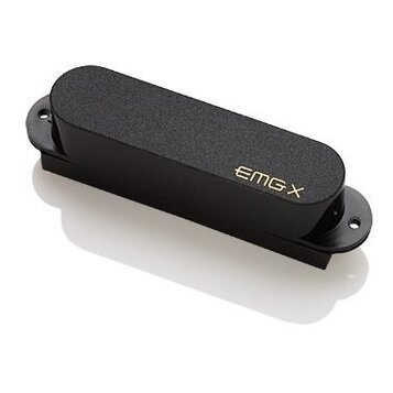 Černý humbucker s matným povrchem a plastovým krytem. Na pravé straně krytu je zlatý nápis EMG X. Snímač je osazen montážními ušima s otvory pro šrou…