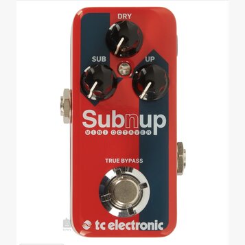 Červený efekt pedál s modrým pruhem a nápisem Subnup MINI OCTAVER. Na horní části jsou tři černé otočné ovladače s popisky DRY, SUB a UP. Ve spodní č…