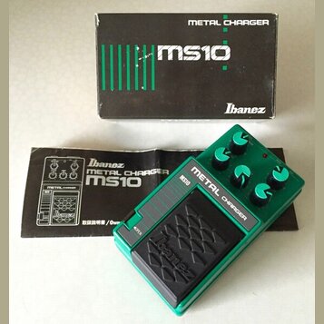 Zelený kytarový efekt s nápisy METAL CHARGER a MS10. Na spodním černém spínači je vyražené logo Ibanez. Součástí je originální černá krabice s nápisy…