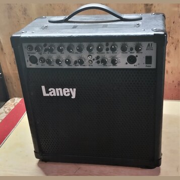 Černý akustický kombozesilovač s logem Laney na přední mřížce. Na ovládacím panelu je vpravo nápis A1 ACOUSTIC AMPLIFIER. Panel obsahuje řadu potenci…