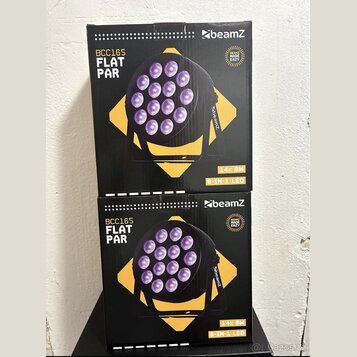 Dvě krabice s nápisy beamZ, BCC165 FLAT PAR a 6-IN-1 LED. Na obalech je zobrazen černý plochý LED par s 14 diodami a nápis 14x 6W. V pravém horním ro…