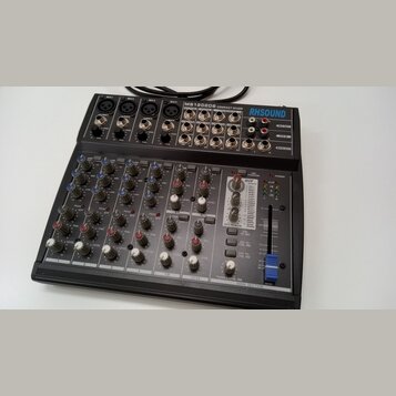 Černý kompaktní mixážní pult s nápisy MS1202DS COMPACT MIXER a RHSOUND. Zařízení obsahuje čtyři mikrofonní vstupy XLR, několik jackových vstupů a výs…