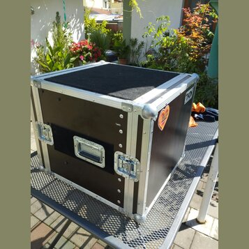 Černý transportní flightcase s hliníkovými hranami a kovovými rohy. Na přední straně jsou dvě zapuštěné zámkové closure a jedna madla pro přenášení.…