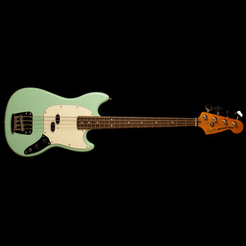 Světle zelený elektrický basový nástroj s bílým pickguardem a hnědým hmatníkem. Na hlavě je nápis Squier MUSTANG BASS a logo Fender. Nástroj má jeden…