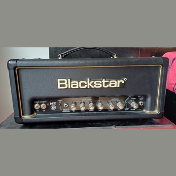 Černý kytarový kombozesilovač s logem Blackstar na předním panelu. Na ovládacím panelu je nápis HT 5 a sekce s popisky POWER, STANDBY, CABINET, EMULA…