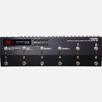Černý efektový spínač s nápisy BOSS EFFECTS SWITCHING SYSTEM ES-8. Zařízení má digitální displej, kde je zobrazen text 00.1 Switching System j=120 a…