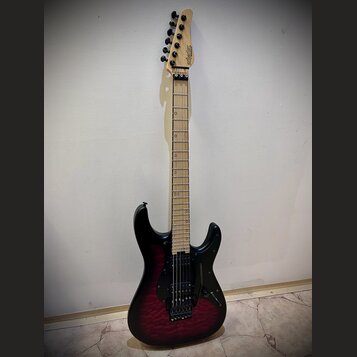 Elektrická kytara s černým průsvitným lakem, pod kterým je vidět struktura dřeva. Na hlavě hmatníku je černý nápis "Schecter". Nástroj má světlý hmat…