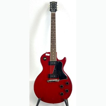 Červená elektrická kytara s černým hmatníkem a černým pickguardem. Na hlavě je bílý nápis Tokai Love Rock. Nástroj má dva humbuckery, stříbrný most a…