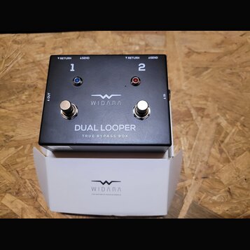 Černý efekt pedál s nápisy WIDARA, DUAL LOOPER a TRUE BYPASS BOX. Na horní straně jsou dvě zdařile rozdělená pole označená čísly 1 a 2, každé s konek…