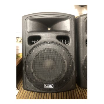 Černý plastový aktivní nebo pasivní reproduktor s integrovaným rohnicem v horní části. Na spodní části přední mřížky je umístěno logo s nápisem Sound…