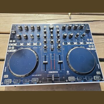 DJ kontroler v modré a stříbrné barvě s dvěma velkými jog-koly. Na přístroji jsou viditelné nápisy PREMIERELINE, RELOOP a JOCHEY MIX. V pravé dolní č…