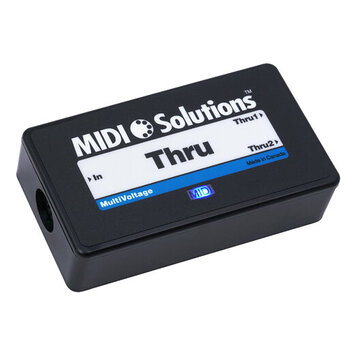 Černý obdélníkový box s nápisy. Na horní části je bílé pole s textem „MIDI Solutions ™“, „Thru“, „In“ a „Thru1“, „Thru2“. Pod ním je modrý pruh s tex…