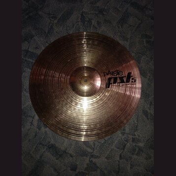 Kruhový činel z mosazného kovu s viditelným rýhováním povrchu. Na pravé straně je černý nápis pAiste a pod ním modelové označení pst 5 s doplňkem 18"…