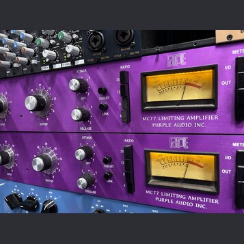 Fotografie zachycuje dva identické fialové rackové procesory s nápisy MC77 LIMITING AMPLIFIER PURPLE AUDIO INC. a logem PURPLE. Každé zařízení má ana…