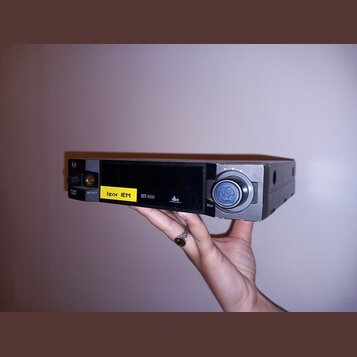 Šedý rackový přístroj s černým předním panelem. Na panelu jsou nápisy HP-OUT, Igor IEM (na žlutém štítku), SST 4500 a logo dbx PROFESSIONAL NOISE CON…