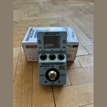 Modrý efekt pedál s nápisy MULTISTOMP MS-70CDR a Chorus Delay Reverb. Zařízení má v horní části displej, tři ovládací knoflíky a uprostřed jeden kovo…