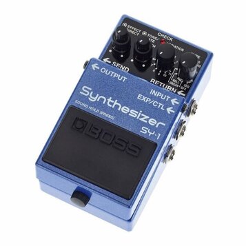 Modrý efekt pedál s černou gumovou podložkou a nápisem BOSS. Na horní části je bílý text Synthesizer SY-1 a SOUND HOLD (PRESS). Zařízení má čtyři čer…
