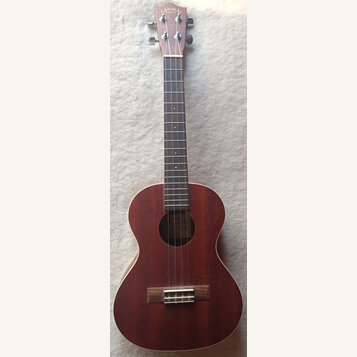 Hnědá ukulele z dřeva s tmavým hmatníkem. Na hlavě je zlatý nápis LANIKAL a uvnitř ozvučnice je viditelné logo LANIKAL. Nástroj vykazuje známky běžné…