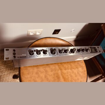 Stříbrný rackový efektový procesor s nápisy t.c. electronic a M300 EFFECT | REVERB PROCESSOR. Přední panel obsahuje několik otočných ovladačů, přepín…