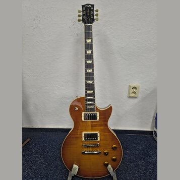 Elektrická kytara s trupem v barvě honey burst a hmatníkem s trapezoidními vložkami. Na hlavě je bílé logo FGN a nápis Classic. Nástroj má dva humbuc…
