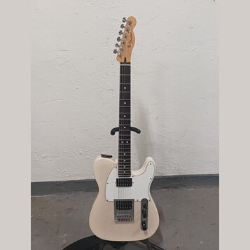 Elektrická kytara s bílým trupem, bílým pickguardem a hnědým hmatníkem. Na hlavě je viditelné logo Fender. Nástroj má dva snímače, jeden v pozici kob…