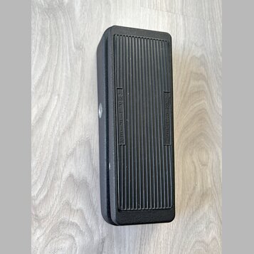 Černý obdélníkový pedál s žebrovaným horním povrchem. Na bočních stranách žebrování jsou vyryty nápisy AMPLIFIER a FOOT SWITCH. Povrch je v dobrém st…