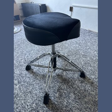Černý polstrovaný sedák s ergonomickým tvarováním na chromovaném třínohém podstavci. Nohy jsou zakončeny černými gumovými patkami. Na předmětu nejsou…