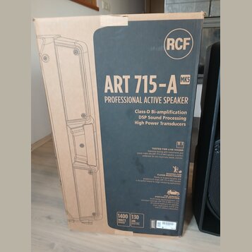 Kartonová krabice od aktivního reproduktoru s logem RCF. Na povrchu je nápis ART 715-A MK5 PROFESSIONAL ACTIVE SPEAKER a texty Class-D Bi-amplificati…
