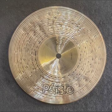 Zlatý cymbál typu splash s rýhovaným povrchem. Na nástroji je v dolní části velké logo PAiSte a nad ním nápis thin Splash 9". V horní části zvonu je…