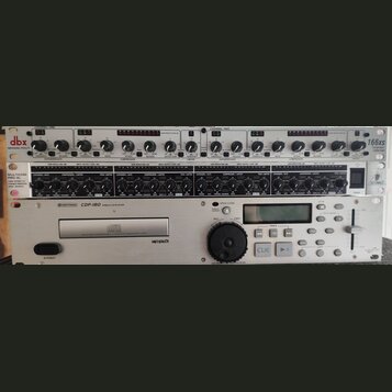 Fotografie zachycuje tři rackové zařízení naskládaná nad sebou. Horní přístroj je kompresor/limiter značky dbx, model 166xs. Prostřední zařízení je M…