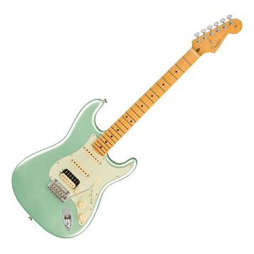 Světle zelená elektrická kytara s bílým pickguardem a hnedým javorovým hmatníkem. Na hlavě je viditelné logo Fender. Nástroj má tři snímače typu sing…