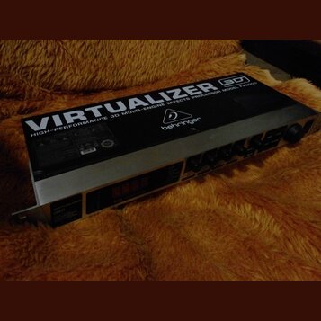 Černý rackový efektový procesor s kovovým předním panelem. Na horní straně je bílý nápis VIRTUALIZER 3D a text HIGH-PERFORMANCE 3D MULTI-ENGINE EFFEC…