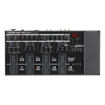 Černý efektový pedál s nápisem BOSS ME-90 GUITAR MULTIPLE EFFECTS. Zařízení má horní panel s množstvem ovládacích knoflíků, přepínačů a červeným digi…